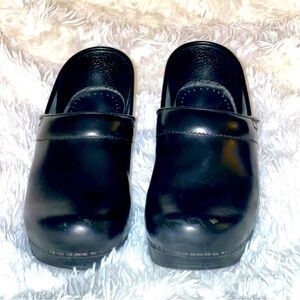 Dansko Women’s Black Clogs Size EU 38 US 7